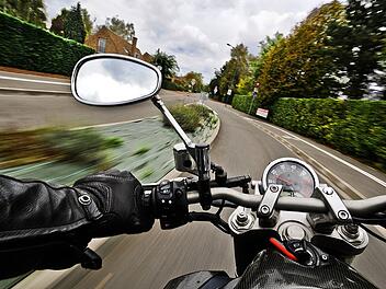 A73 bei Bamberg: Motorradfahrer verursacht Unfall - und fährt einfach weg