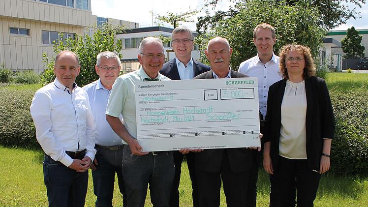Hospizverein H&ouml;chstadt freut sich &uuml;ber Spende - von Schaeffler
