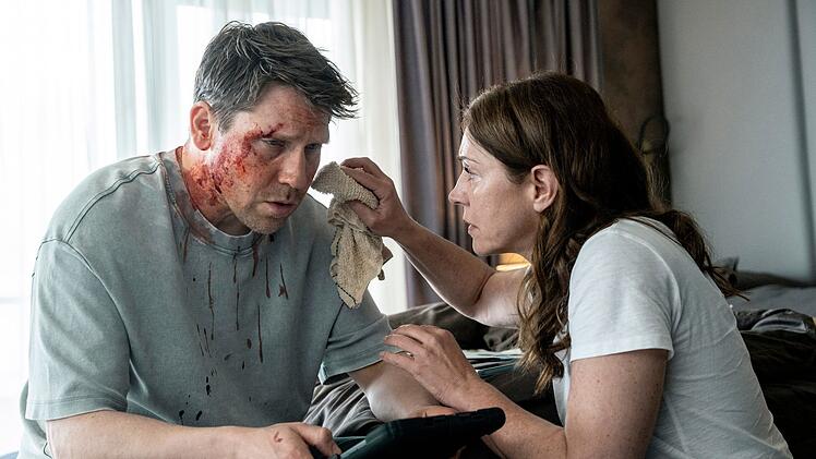 Gezeichnet: Die Jagd auf eine Menschenh&auml;ndlerin geht an Hanna Landauer (Ulrike C. Tscharre) und Lars R&ouml;wer (Hanno Koffler) nicht spurlos vorbei.