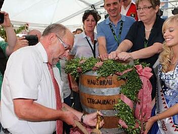 Mit zwei kräftigen Hieben sticht Bürgermeister Werner Hipelius im Festzelt das erste Kirchweih-Fass an.  Foto: RiegerPress