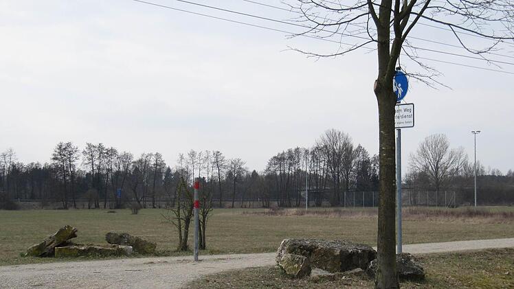 Der Blick am südlichen Ortsrand Gundelsheims führt unweigerlich zur A 70, kaum 300 Meter beträgt der Abstand. Foto: S. Loch