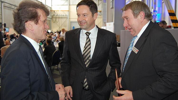 Friedrich Herdan (links) beim Plausch mit Brose-Chef Jürgen Otto. Rechts Lasco-Vertriebsingenieur Rainer Scheler.