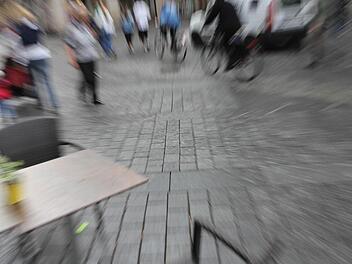 Gegen einen solchen Tisch knallte das Opfer, als es zu Boden ging. Foto: Michael Gründel