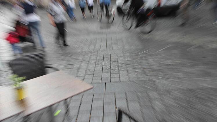 Gegen einen solchen Tisch knallte das Opfer, als es zu Boden ging. Foto: Michael Gründel