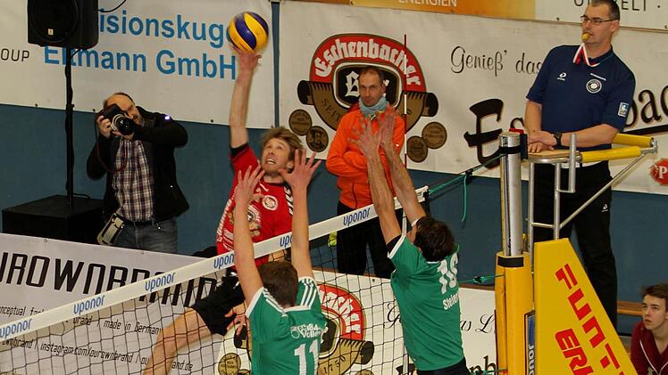 Johannes Engel (links, rotes Trikot) und seine Eltmanner Mannschaftskameraden bestreiten ein erstes Vorbereitungsturnier am Wochenende in Dachau.