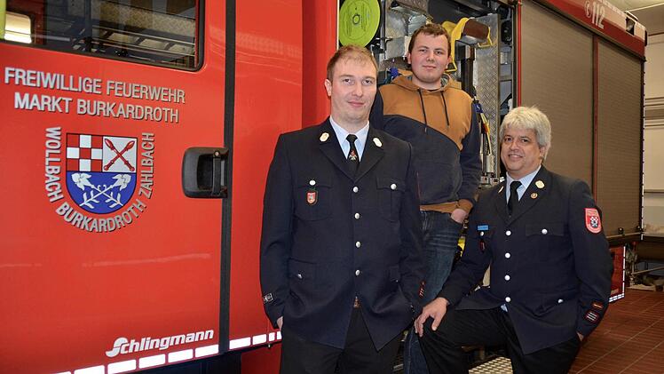Kommandanten der Feuerwehr Bu-Wo-Za, Klaus Kirchner (rechts) und sein Stellvertreter Thomas Geis im Dezember bei der Ernnung von Tobias Kirchner (Mitte) zum Feuerwehrmann. Am Freitag hat Klaus Kirchner nun seinen Rücktritt bekannt gegeben. Foto: Archiv/Kathrin Kupka-Hahn