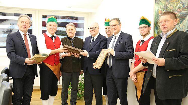 Drei Zunftbücher wurden offiziell an die Stadt übergeben. Von links: Karl-Heinz Greim (Lions-Club), Büttnervereins-Vorsitzender Achim Schneider, Oberbürgermeister Henry Schramm, Jörg Naumann (Lions-Club), Horst Lindner (Büttnerverein), Michael Hohl (Lions-Club), Michael Zapf (Büttnerverein) und Hermann Müller (Stadt Kulmbach).Foto: Katrin Geyer