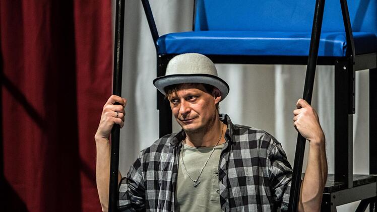 "Die Geschichte vom Soldaten": Den Weißclown spielt Boris Stark in der Coburg Reithalle.Proben-Foto: Jochen Berger
