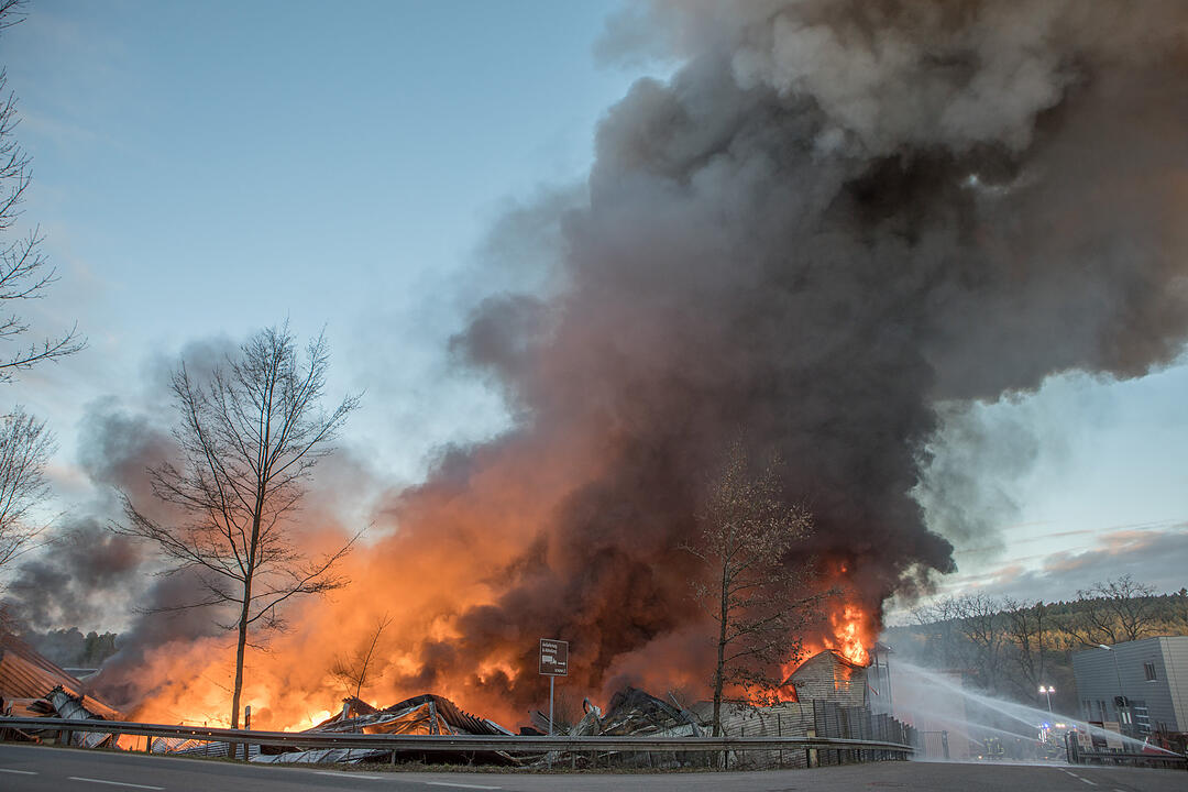 Giftige Rauchwolke über Mittelfranken: Lagerhalle in Roth steht in Flammen