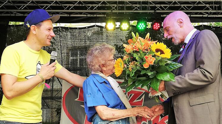 Oberbürgermeister Kay Blankenburg (rechts) und TV-Moderator André Gatzke danken der Ferienspaß-Gründerin und ehemaligen Stadträtin Christa Nürnberger (92) für ihren Einsatz. Sigismund von Dobschütz