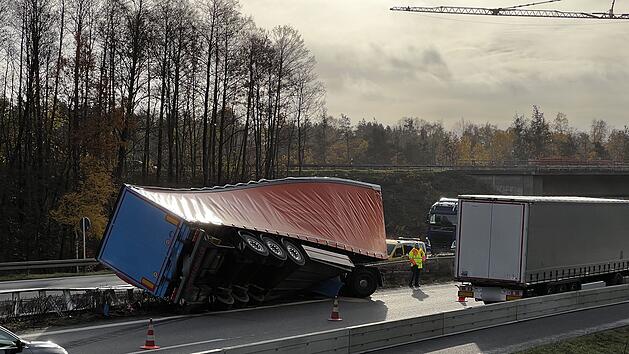 A3 bei N&uuml;rnberg: Weihnachtsbaum-Laster kippt um