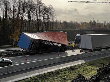 A3 bei N&uuml;rnberg: Weihnachtsbaum-Laster kippt um