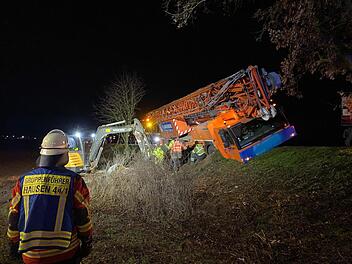 Landkreis Forchheim: Schwerlastkran kurz vor dem Absturz - Kurioser Einsatz der Feuerwehr