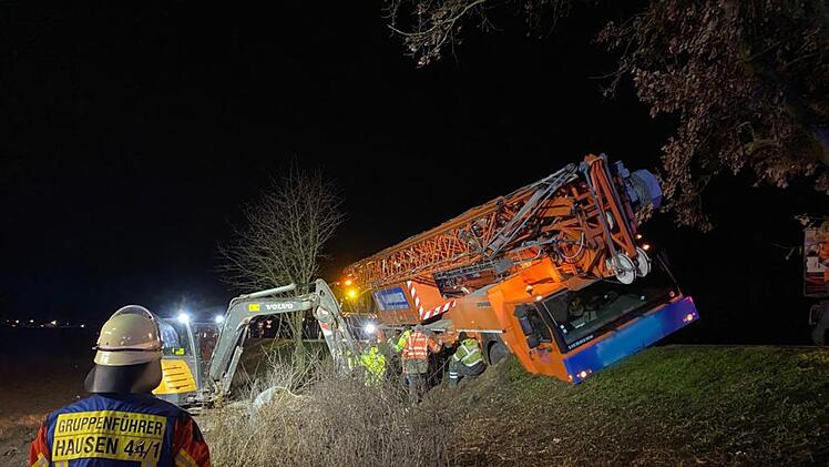 Landkreis Forchheim: Schwerlastkran kurz vor dem Absturz - Kurioser Einsatz der Feuerwehr