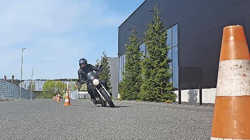 Der schnelle Slalom war eine der &Uuml;bungen f&uuml;r die Teilnehmer des Fahrsicherheitstrainings.