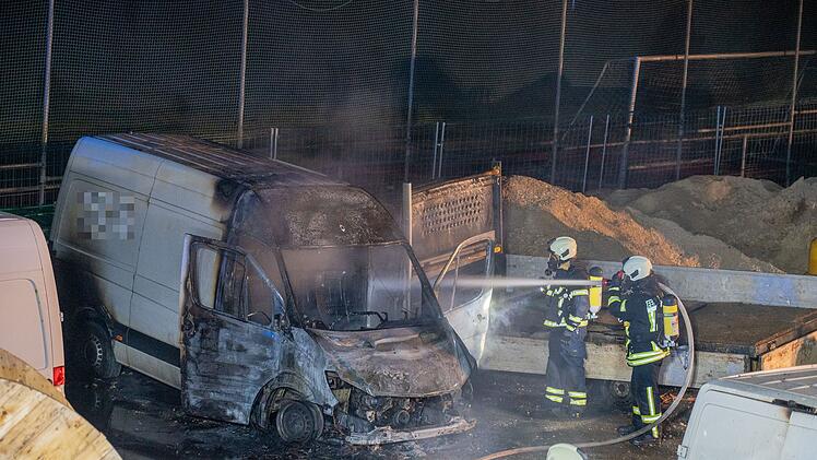Rattelsdorf: Unbekannte setzen mehrere Baumaschinen in Brand - 300.000 Euro Schaden