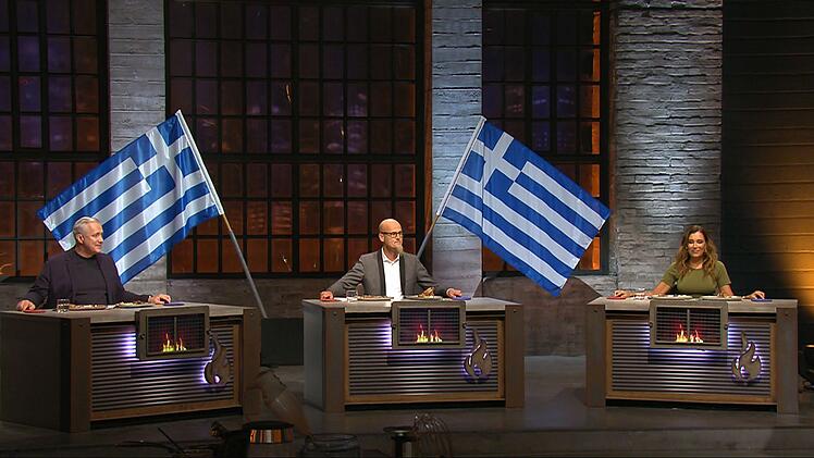 Im Match gegen Griechenland wurde der Jury (von links: Alexander Herrmann, Ralf Zacherl, Jana Ina Zarrella) "Lammkarree mit Kritharoto" krendenzt.