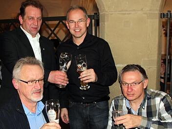 Mit dem Ehrenpreis des Deutschen Fußball-Bundes wurden Friedrich Nagler (TSV Martinsheim), Dieter Hertel (TSV Repperndorf), Bernd Wenkheimer (SSV Kitzingen) und Michael Heisel (SV Hüttenheim) ausgezeichnet und hatten allen Grund darauf anzustoßen. Foto: Thomas
