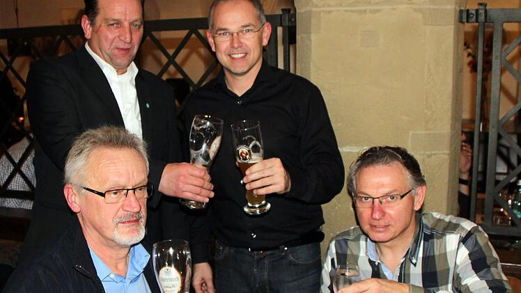 Mit dem Ehrenpreis des Deutschen Fußball-Bundes wurden Friedrich Nagler (TSV Martinsheim), Dieter Hertel (TSV Repperndorf), Bernd Wenkheimer (SSV Kitzingen) und Michael Heisel (SV Hüttenheim) ausgezeichnet und hatten allen Grund darauf anzustoßen. Foto: Thomas