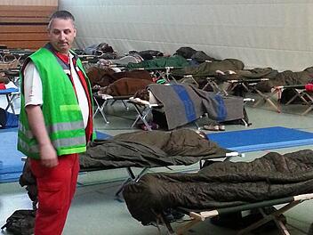 Der Leiter der Schnelleinsatzgruppe Verpflegung, Oliver Henkel, in der von den Einheiten des BRK Kitzingen betreuten Notunterkunft. Foto: privat