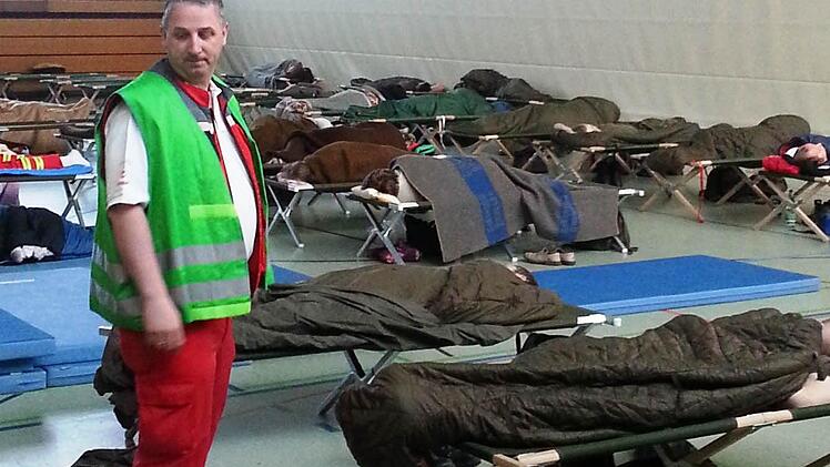 Der Leiter der Schnelleinsatzgruppe Verpflegung, Oliver Henkel, in der von den Einheiten des BRK Kitzingen betreuten Notunterkunft. Foto: privat