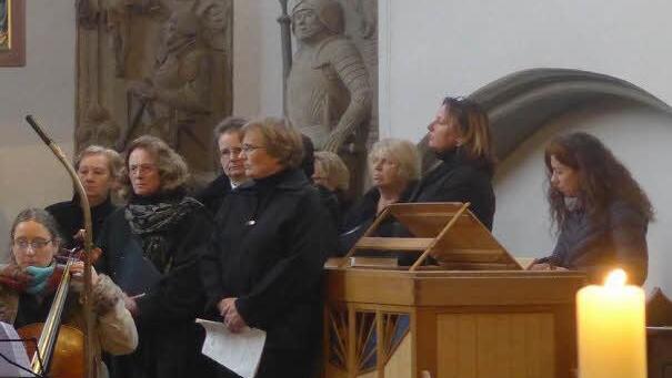 Gudrun Brückner an der Truhenorgel (rechts),