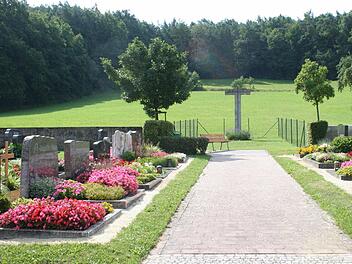 Der Friedhof von Weingartsgreuth soll in Richtung Süden (Kreuz) erweitert werden. Die Gemeinde Wachenroth stellte dafür eine Fläche zur Verfügung.  Fotos: Evi Seeger