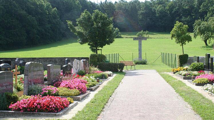 Der Friedhof von Weingartsgreuth soll in Richtung Süden (Kreuz) erweitert werden. Die Gemeinde Wachenroth stellte dafür eine Fläche zur Verfügung.  Fotos: Evi Seeger