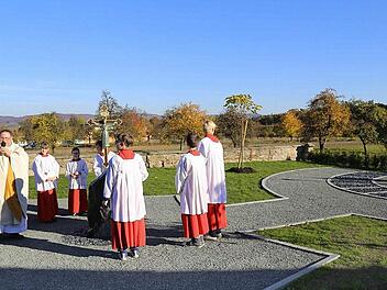 Pfarrer Michael Gehret segnete den neuen Urnenfriedhof. Foto: Franz Galster