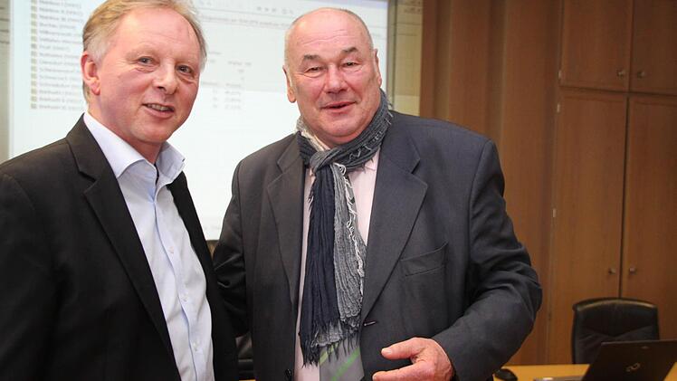 Der unterlegene Bewerber Günther Stenglein (links) und Bürgermeister Dieter Adam am Wahlabend. Foto: Jochen Nützel