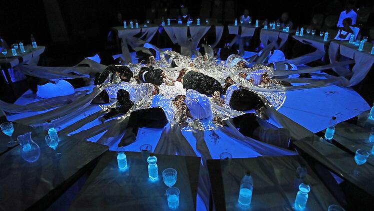 Das "Projekt Parzival" nach einem Text von Tankred Dorst feierte Premiere im Coburger Theater in der Reithalle.Foto: Henning Rosenbusch