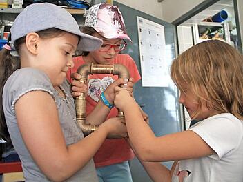 Von links: Emilie, Johanna und Lisa sind mit Eifer bei der Sache.  Foto: Gerda Völk