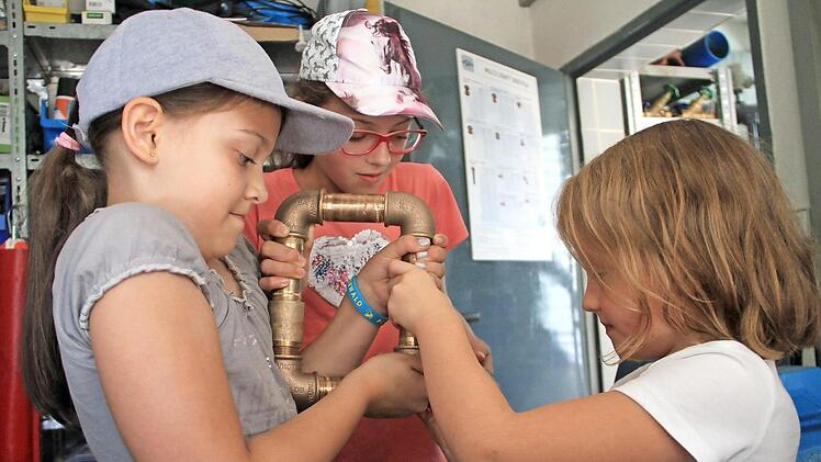 Von links: Emilie, Johanna und Lisa sind mit Eifer bei der Sache.  Foto: Gerda Völk