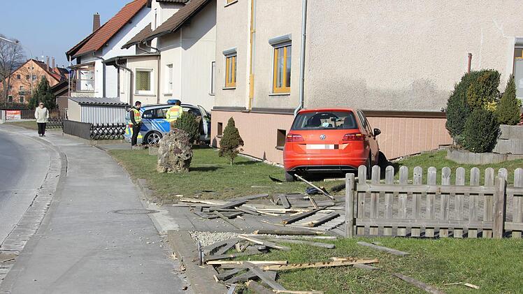 Beamte der Polizei Kronach nahmen das Unfallgeschehen zu Protokoll. Foto: Andreas Schmitt