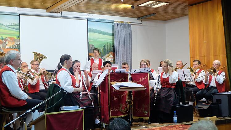 Die Trachtenkapelle Theinfeld hat mit einem Konzert- und Ehrenabend die Feierlichkeiten zum 50-jährigen Gründungsfest eröffnet. Foto: Philipp Bauernschubert