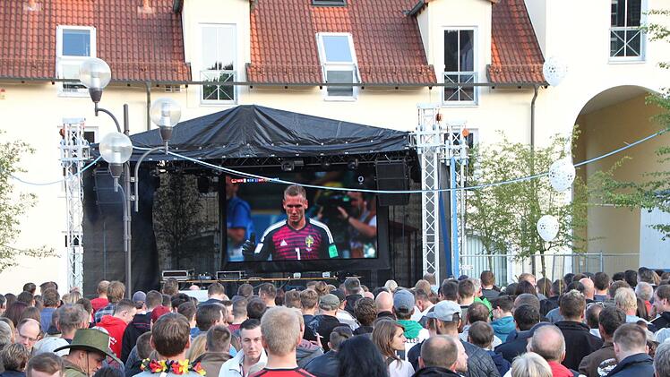 Spannung pur beim Public Viewing auf dem Sinnauplatz Foto: Ulrike Müller