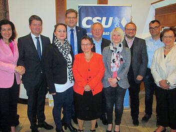 Der neue CSU-Kreisvorstand kann seine Arbeit aufnehmen. Staatsministerin Dorothee Bär (l.) und Bezirksrätin Karin Renner (r.) gratulierten den Gewählten (v. l.) Sandro Kirchner, Marion Albert, Steffen Hörtler, Michaela Wedemann, Thomas Bold, Nadine Fuhl, Herbert Nowak und Robert Erhard.    Winfried Ehling