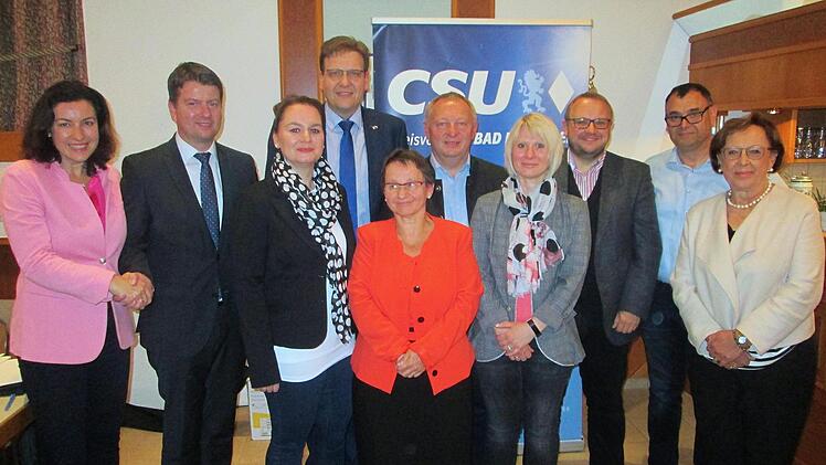 Der neue CSU-Kreisvorstand kann seine Arbeit aufnehmen. Staatsministerin Dorothee Bär (l.) und Bezirksrätin Karin Renner (r.) gratulierten den Gewählten (v. l.) Sandro Kirchner, Marion Albert, Steffen Hörtler, Michaela Wedemann, Thomas Bold, Nadine Fuhl, Herbert Nowak und Robert Erhard.    Winfried Ehling