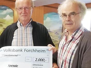 Peter Dürr (l.) vom SV Gößweinstein freut sich über die 2000 Euro Spende, die ihm Vorsitzender Klaus-Dieter Preis überreicht. Foto: Thomas Weichert