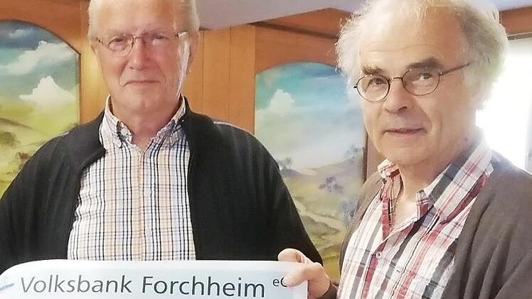 Peter Dürr (l.) vom SV Gößweinstein freut sich über die 2000 Euro Spende, die ihm Vorsitzender Klaus-Dieter Preis überreicht. Foto: Thomas Weichert