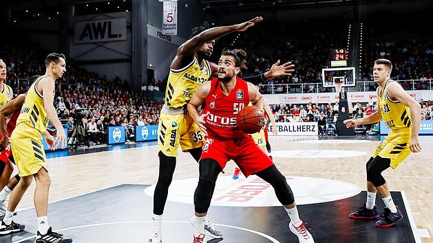 Im Bundesligaspiel vor drei Monaten entschied der Berliner Landry Nnoko (links) mit 18 Punkten und 13 Rebounds das Centerduell mit Assem Marei (2/5) klar f&uuml;r sich.  Foto: Daniel L&ouml;b