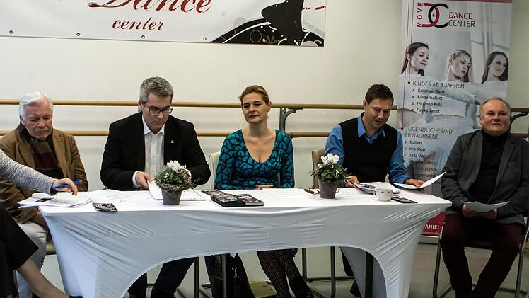 Reinhard Schmidt, Harald Wurmsdobler, Rita Schneider, Daniel Cimpean und Claus J. Frankl (von links) stellten das Programm der Sommeroperette Heldritt vor.Foto: Jochen Berger