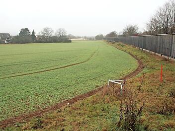Zwischen Autobahn A 73 (Lärmschutzwall rechts) und der Staffelsteiner Wohnbebauung (links) könnte die Nordost-Spange entstehen.