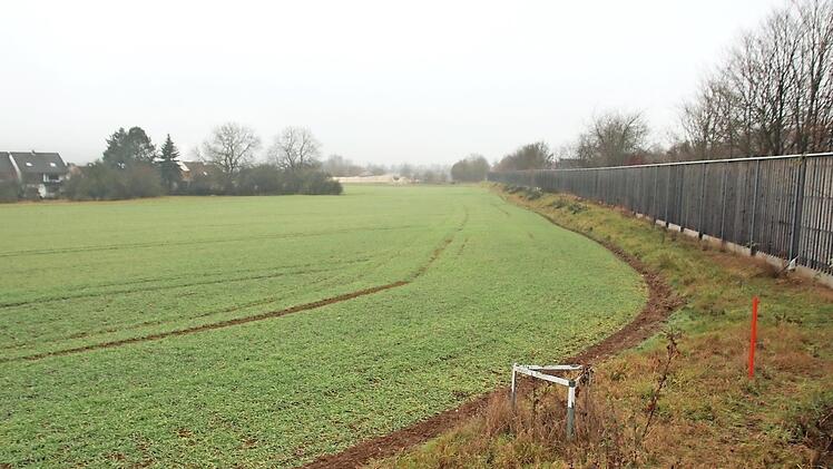 Zwischen Autobahn A 73 (Lärmschutzwall rechts) und der Staffelsteiner Wohnbebauung (links) könnte die Nordost-Spange entstehen.