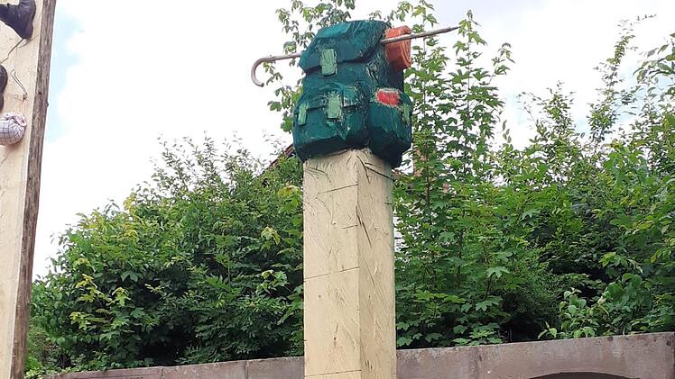 Die beiden Bischofsheimer Holzbildhauerinnen Johanna Barth und Johanna  Helle haben an den diesjährigen Bildhauertagen in Poppenhausen  teilgenommen und zum aktuellen Thema "Wandern" eeine Skulptur geschaffen,  die zugleich auch daran erinnern soll, dass Abfall im Wanderrucksack  wieder mit nach Hause genommen werden kann. Foto: Andreas Barth