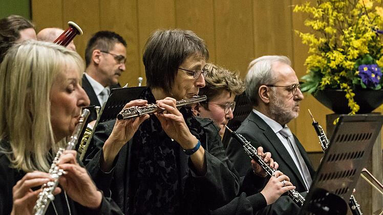 Impressionen vom Sinfoniekonzert mit dem Orchester der Gesellschaft der Musikfreunde Neustadt in der Mehrzweckhalle Heubischer StraßeFoto: Jochen Berger