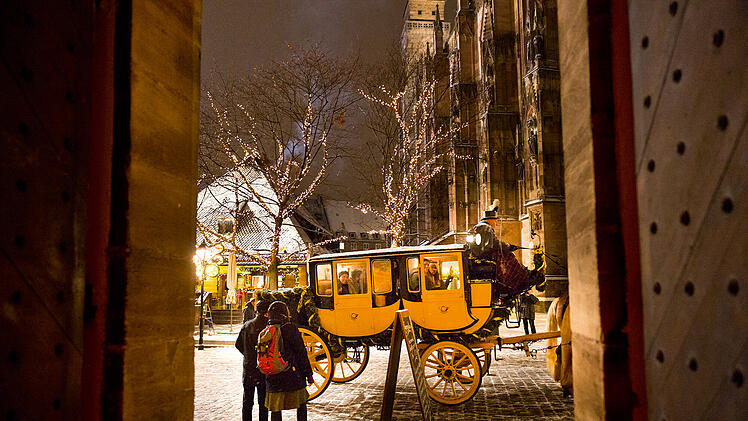 Christkindlesmarkt in Nürnberg: Postkutsche an der Kirche St. Sebald