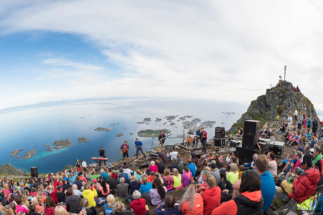 Festvågtind, Henningsvær, Austvågøy, Lofoten, Nord-Norge, sommer, konsert, fjell og hav  Warum ist ein Musikfestival oberhalb des Polarkreises eine gute Idee? Das Lofoten-Festival findet in der schönsten und gleichzeitig wohl unpraktischsten Gegend für ein Musikfestival statt.