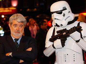 George Lucas - hier mit einem "Sturmtrooper" bei der Premiere zum Film "Die Rache der Sith" -  hat "Lucasfilm" an Disney verkauft. Foto: Richard Lewis/dpa/Archiv