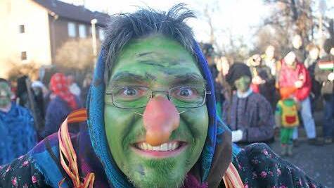 An die Ursprünge des Faschings erinnerte der Heimatverein aus Dechsendorf beim Brucker Umzug.  Fotos: Michael Busch